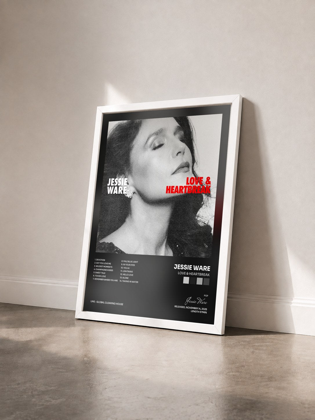 #blanc Tableau de l'album Love & Heartbreak de Jessie Ware vu de trois quarts, cadre blanc
