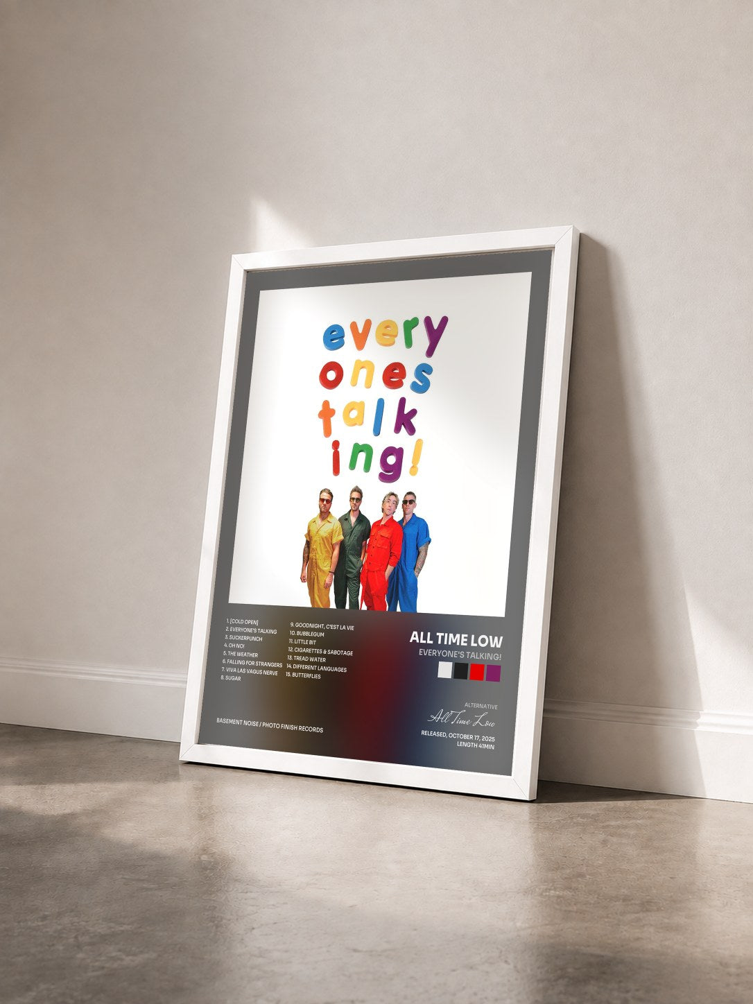 #blanc Tableau de l'album Everyone's Talking! de All Time Low vu de trois quarts, cadre blanc