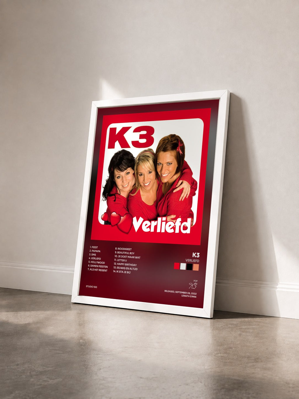 #blanc Tableau de l'album Verliefd de K3 vu de trois quarts, cadre blanc