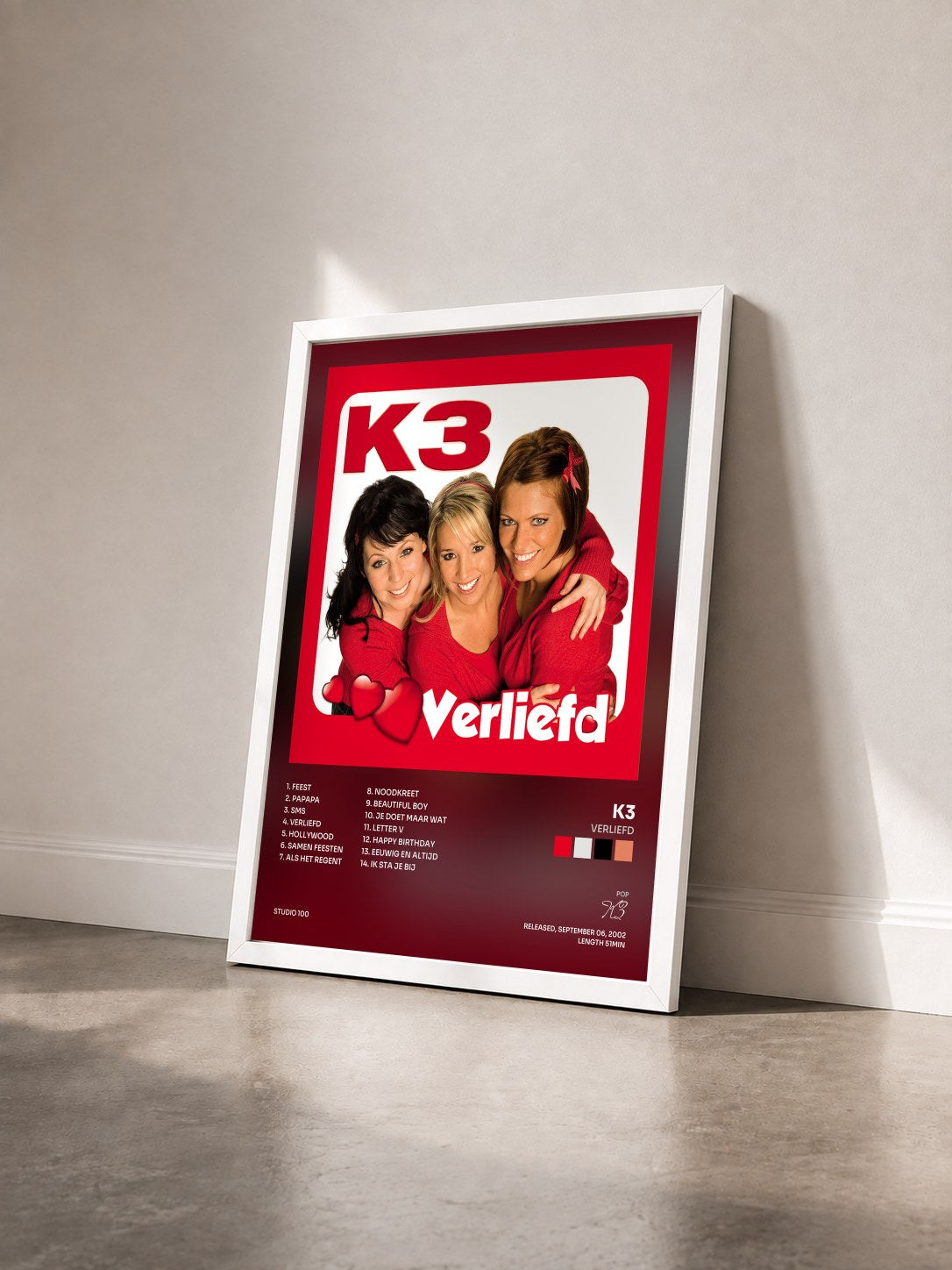#blanc Tableau de l'album Verliefd de K3 vu de trois quarts, cadre blanc