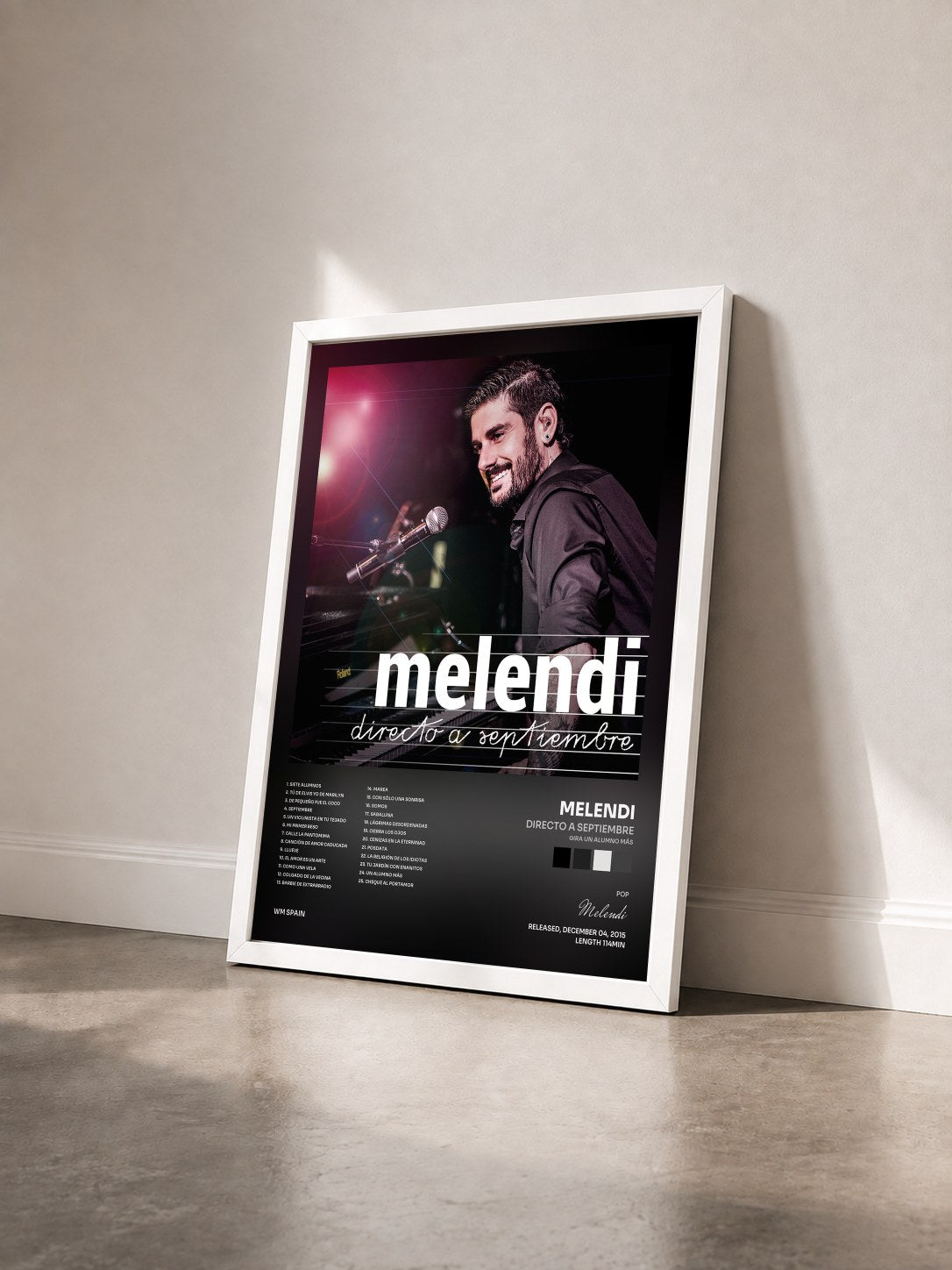 #blanc Tableau de l'album Directo a Septiembre (Gira Un Alumno Más) de Melendi vu de trois quarts, cadre blanc