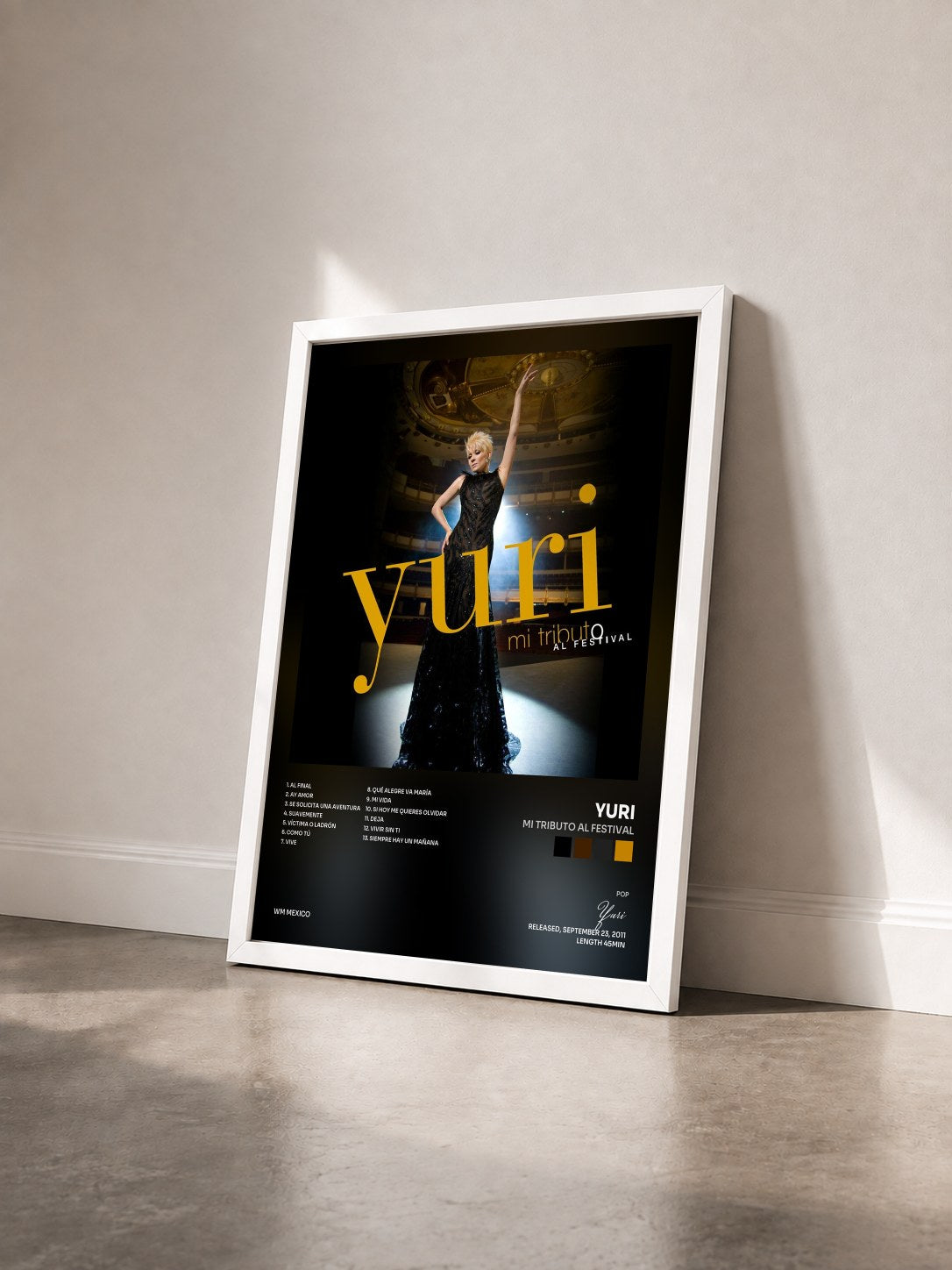 #blanc Tableau de l'album Mi tributo al Festival de Yuri vu de trois quarts, cadre blanc