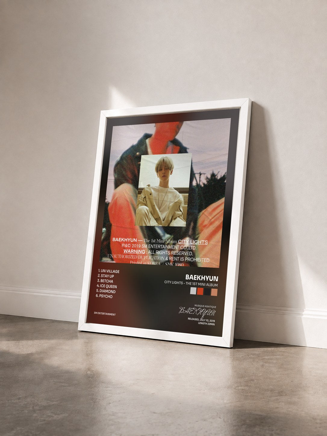 #blanc Tableau de l'album City Lights - The 1st Mini Album de BAEKHYUN vu de trois quarts, cadre blanc