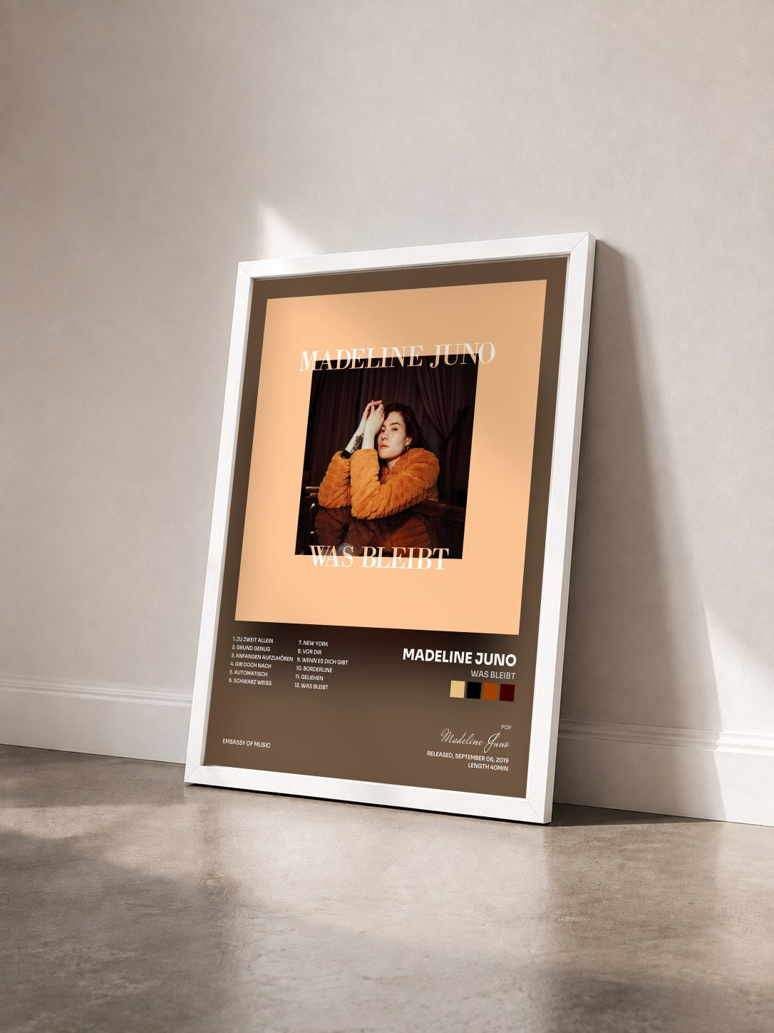 #blanc Tableau de l'album Was bleibt de Madeline Juno vu de trois quarts, cadre blanc