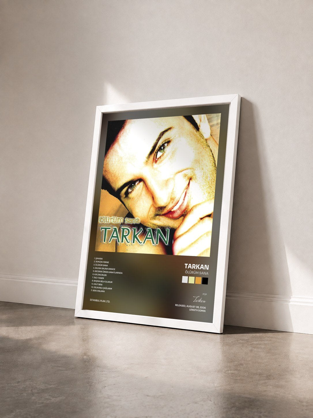 #blanc Tableau de l'album Ölürüm Sana de Tarkan vu de trois quarts, cadre blanc