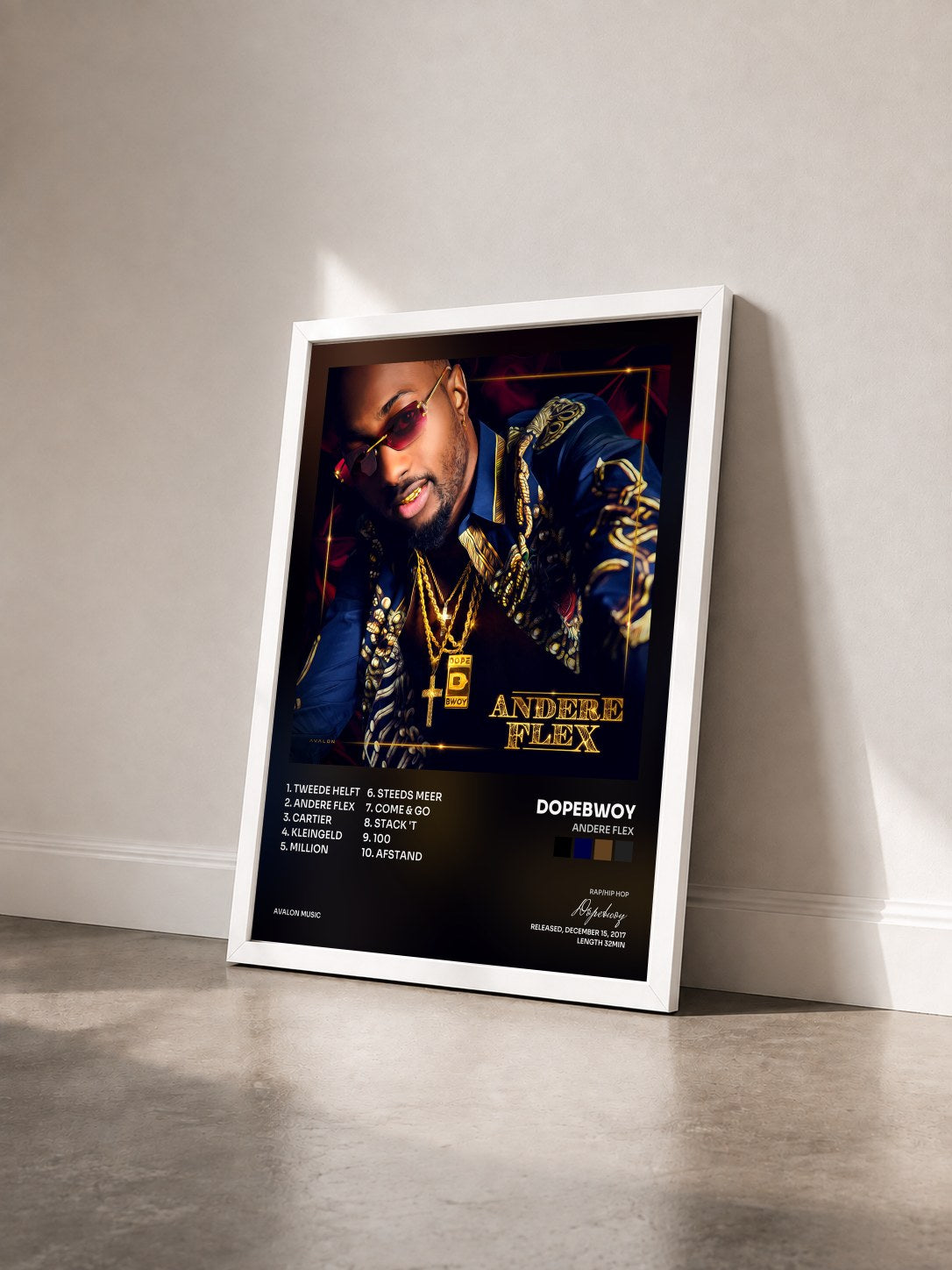 #blanc Tableau de l'album Andere Flex de Dopebwoy vu de trois quarts, cadre blanc