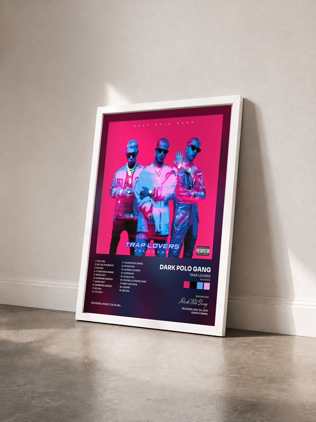 #blanc Tableau de l'album Trap Lovers (Reloaded) de Dark Polo Gang vu de trois quarts, cadre blanc