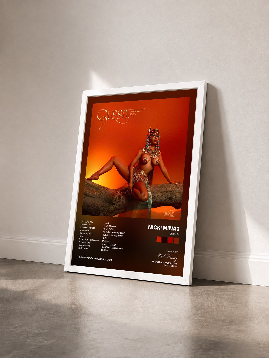#blanc Tableau de l'album Queen de Nicki Minaj vu de trois quarts, cadre blanc
