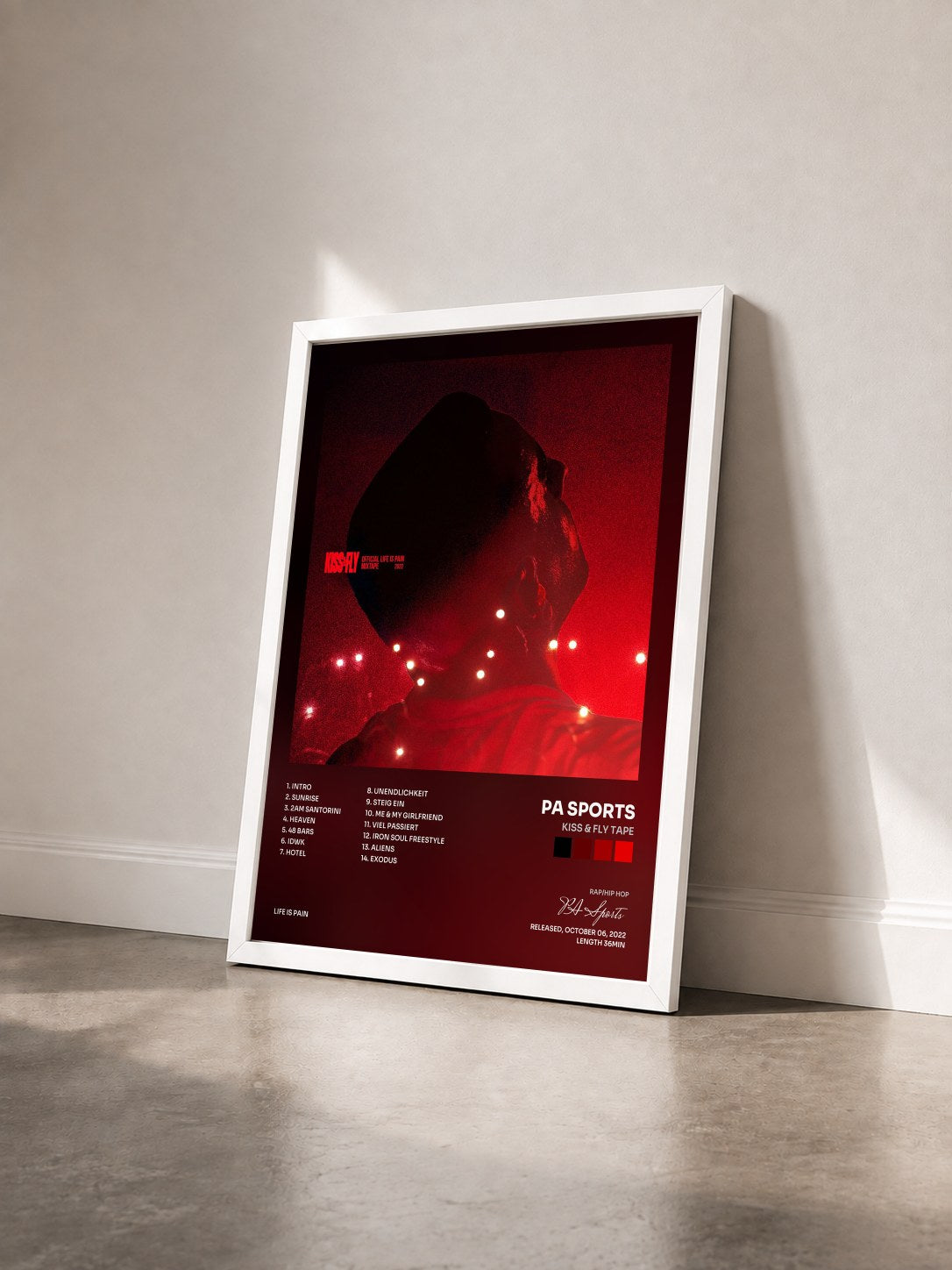 #blanc Tableau de l'album KISS & FLY TAPE de PA Sports vu de trois quarts, cadre blanc