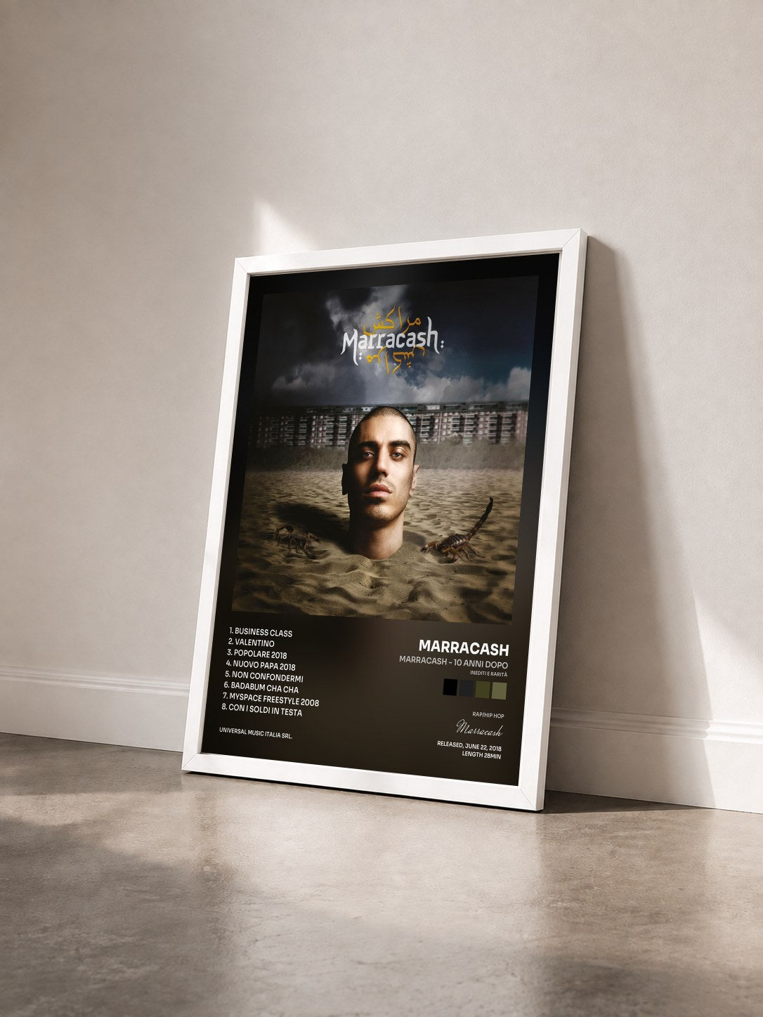 #blanc Tableau de l'album Marracash - 10 Anni Dopo (Inediti e Rarità) de Marracash vu de trois quarts, cadre blanc