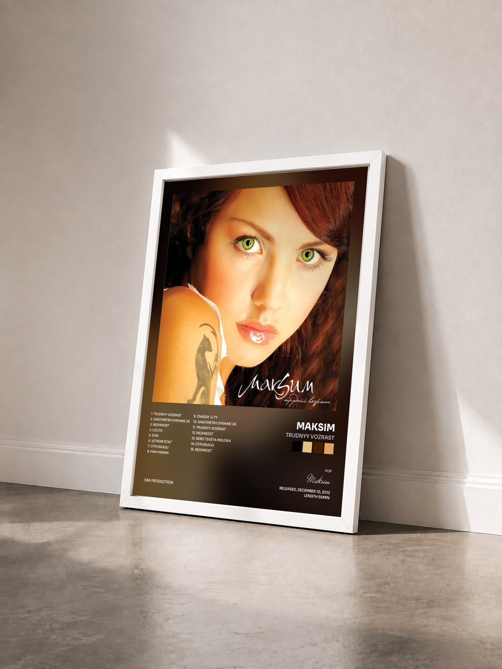 #blanc Tableau de l'album Trudnyy Vozrast de Maksim vu de trois quarts, cadre blanc