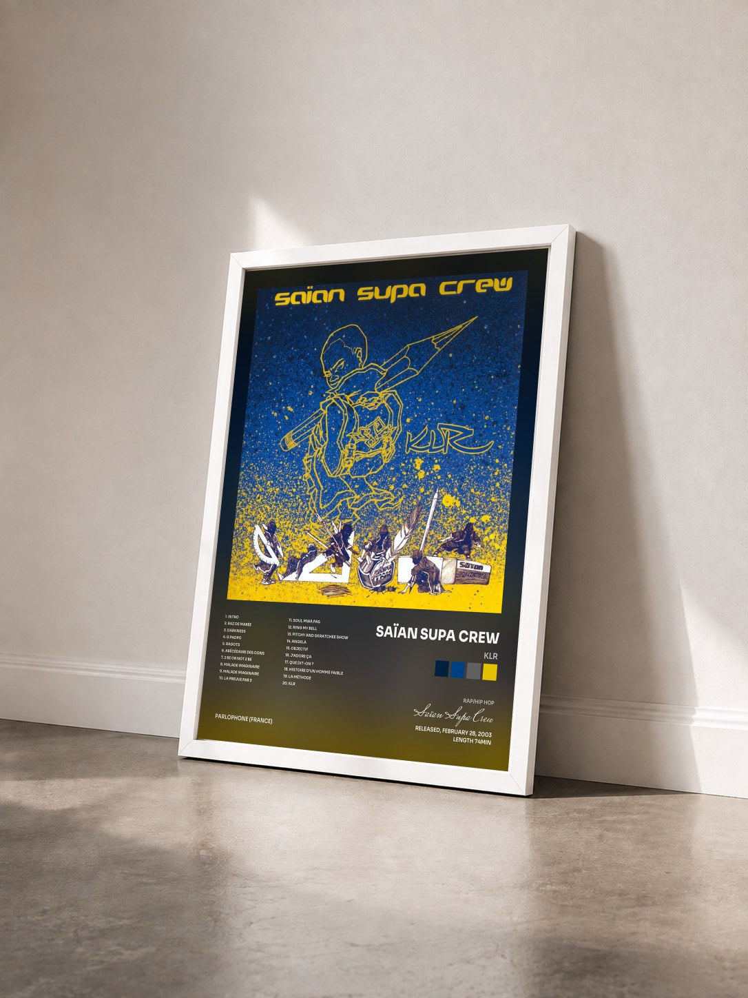 #blanc Tableau de l'album Klr de Saïan Supa Crew vu de trois quarts, cadre blanc