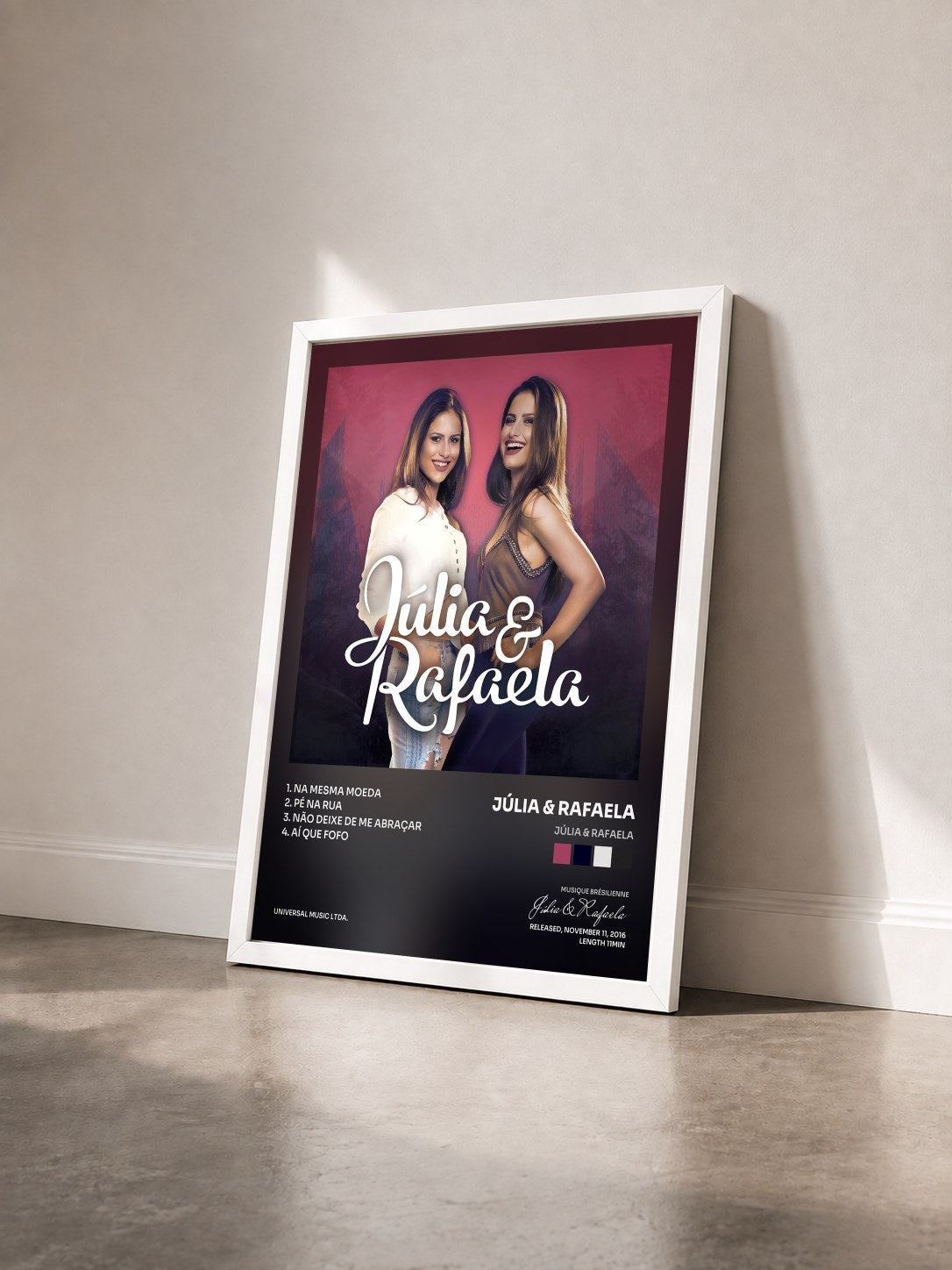 #blanc Tableau de l'album Júlia & Rafaela de Júlia & Rafaela vu de trois quarts, cadre blanc