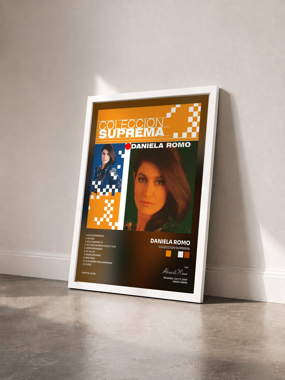 #blanc Tableau de l'album Coleccion Suprema de Daniela Romo vu de trois quarts, cadre blanc