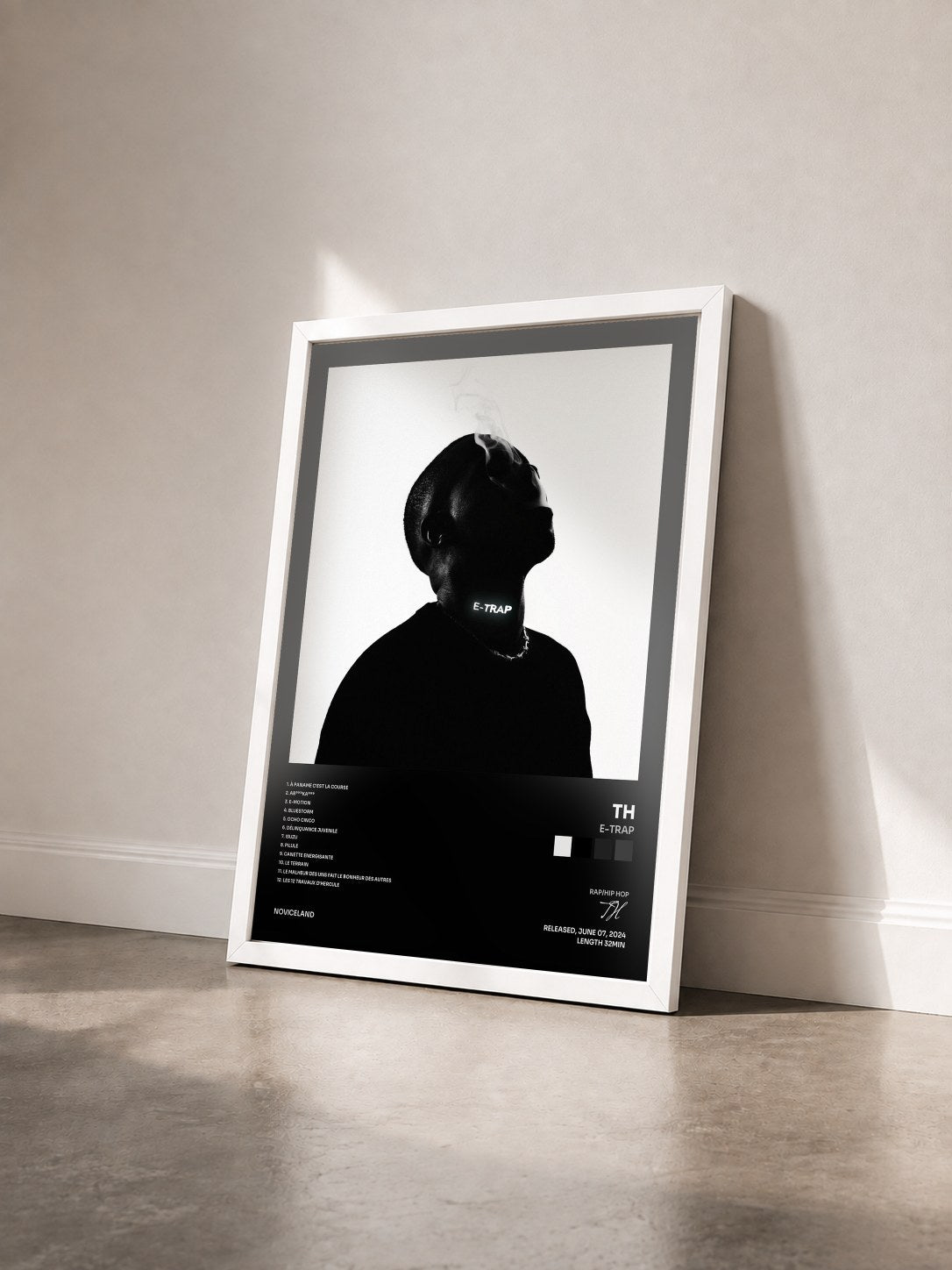 #blanc Tableau de l'album E-TRAP de TH vu de trois quarts, cadre blanc