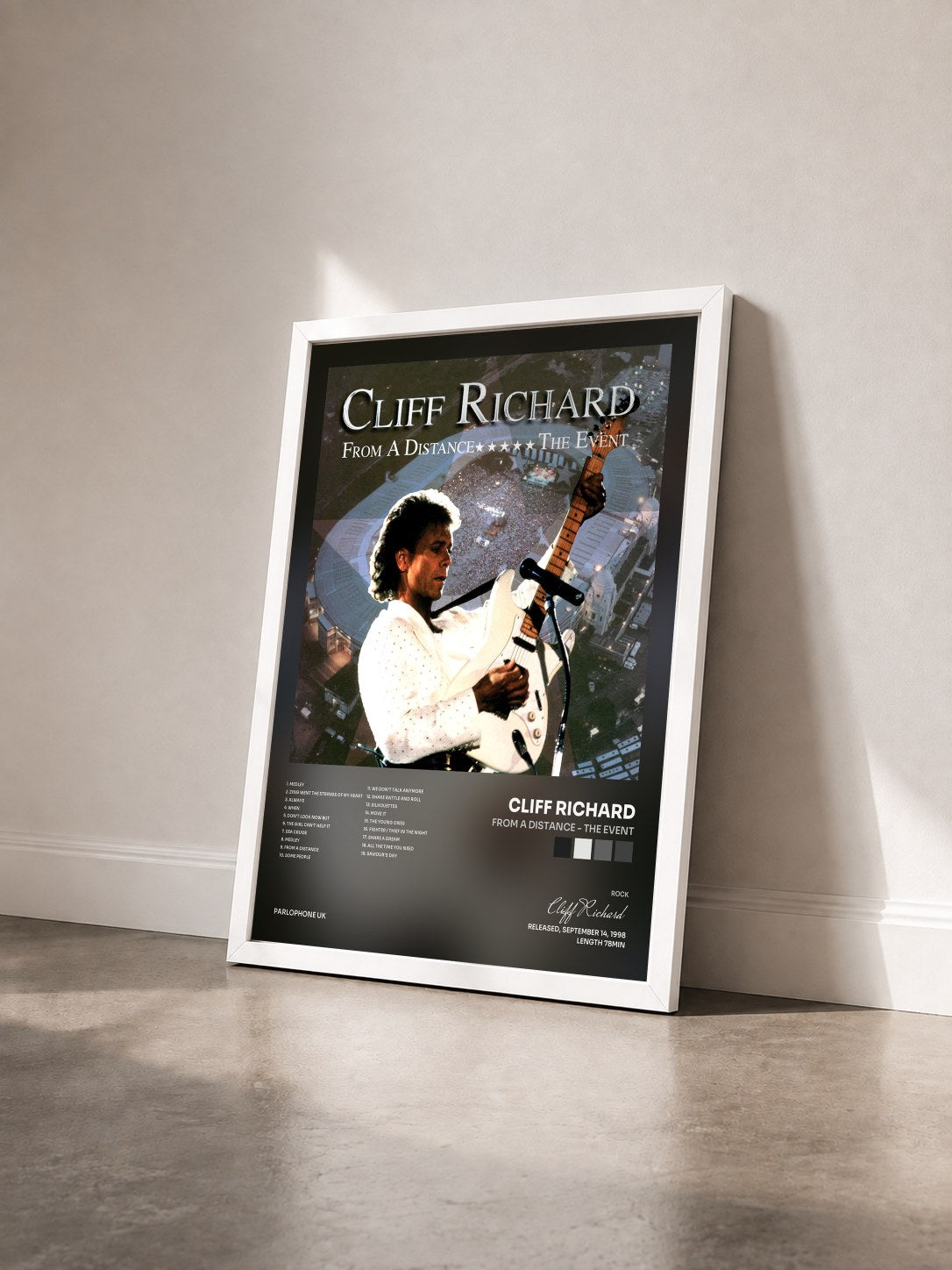 #blanc Tableau de l'album From a Distance - The Event de Cliff Richard vu de trois quarts, cadre blanc