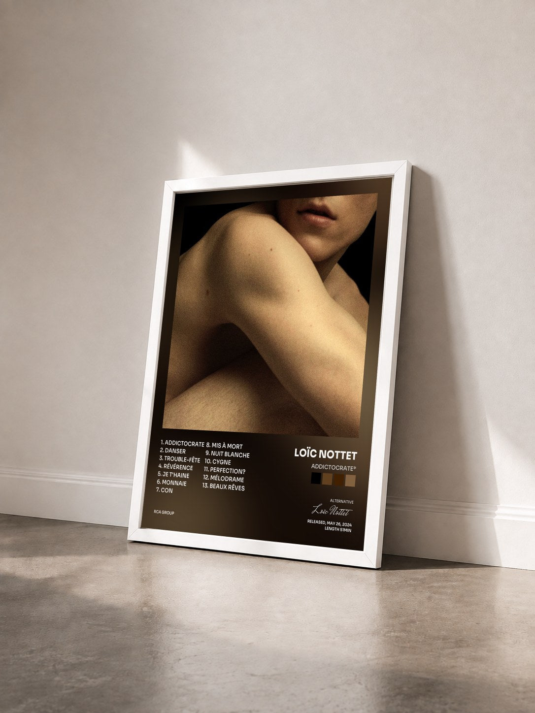 #blanc Tableau de l'album Addictocrate* de Loïc Nottet vu de trois quarts, cadre blanc