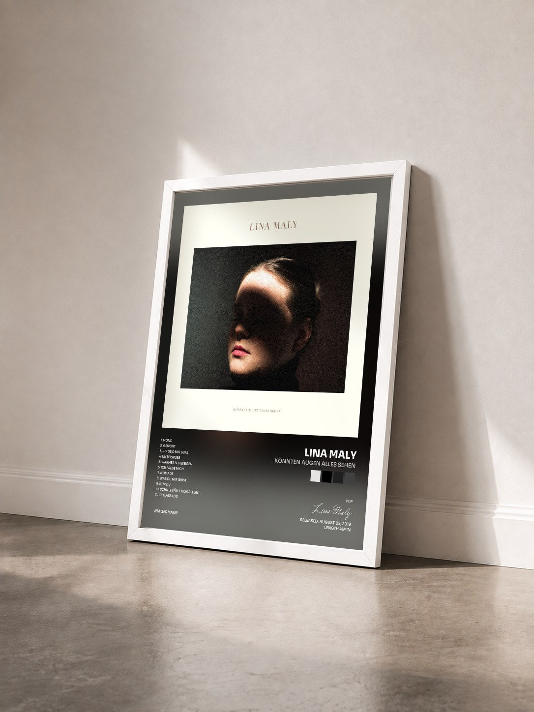 #blanc Tableau de l'album Könnten Augen alles sehen de Lina Maly vu de trois quarts, cadre blanc