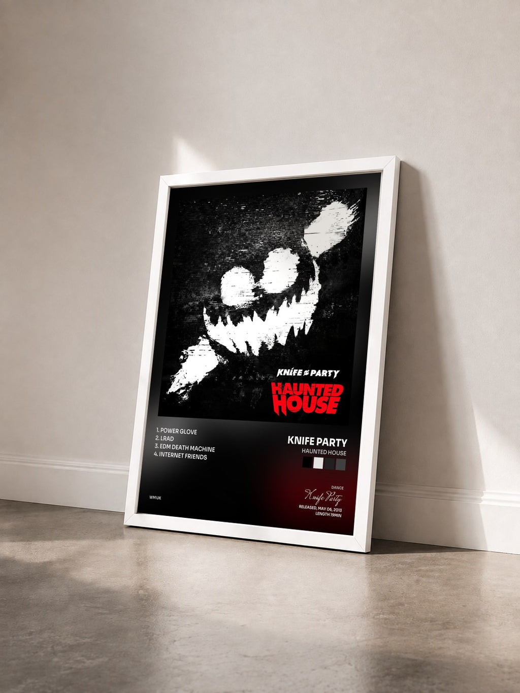 #blanc Haunted House von Knife Party als gerahmter Kunstdruck von schräg gesehen, weißer Rahmen