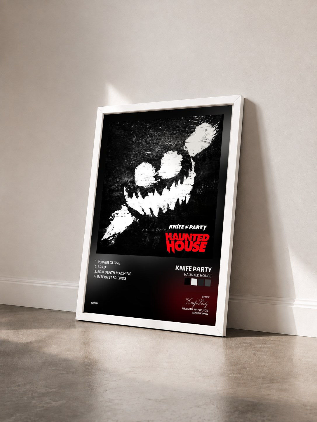 #blanc Tableau de l'album Haunted House de Knife Party vu de trois quarts, cadre blanc