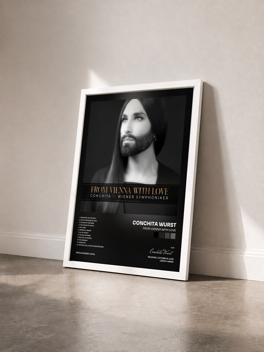 #blanc Tableau de l'album From Vienna with Love de Conchita Wurst vu de trois quarts, cadre blanc