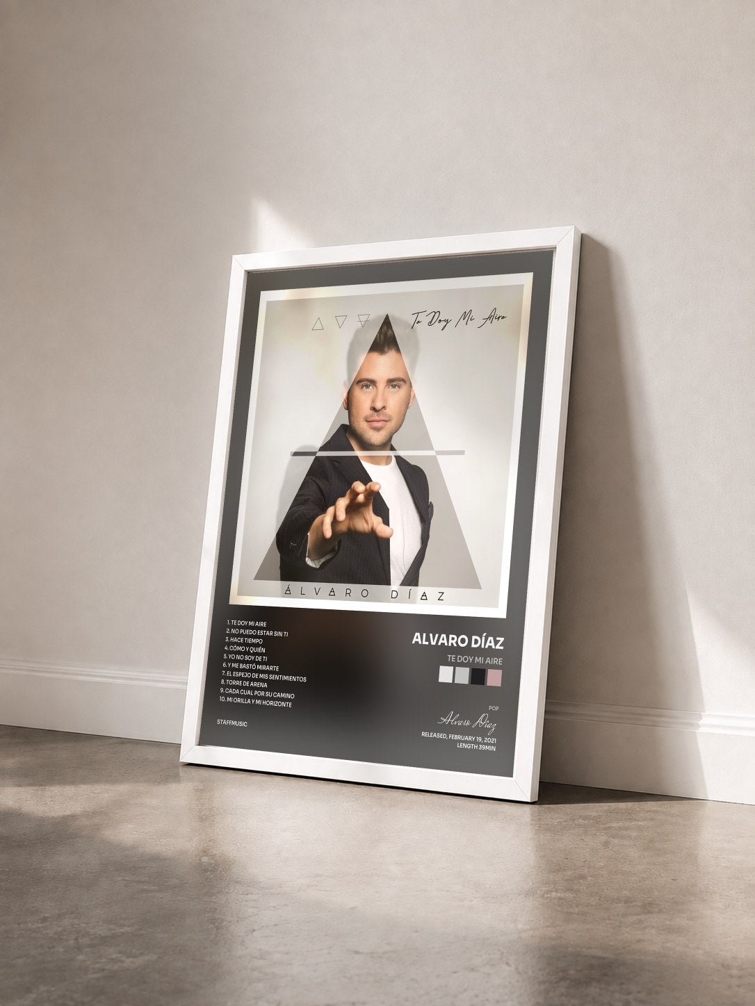 #blanc Tableau de l'album Te doy mi aire de Alvaro Díaz vu de trois quarts, cadre blanc