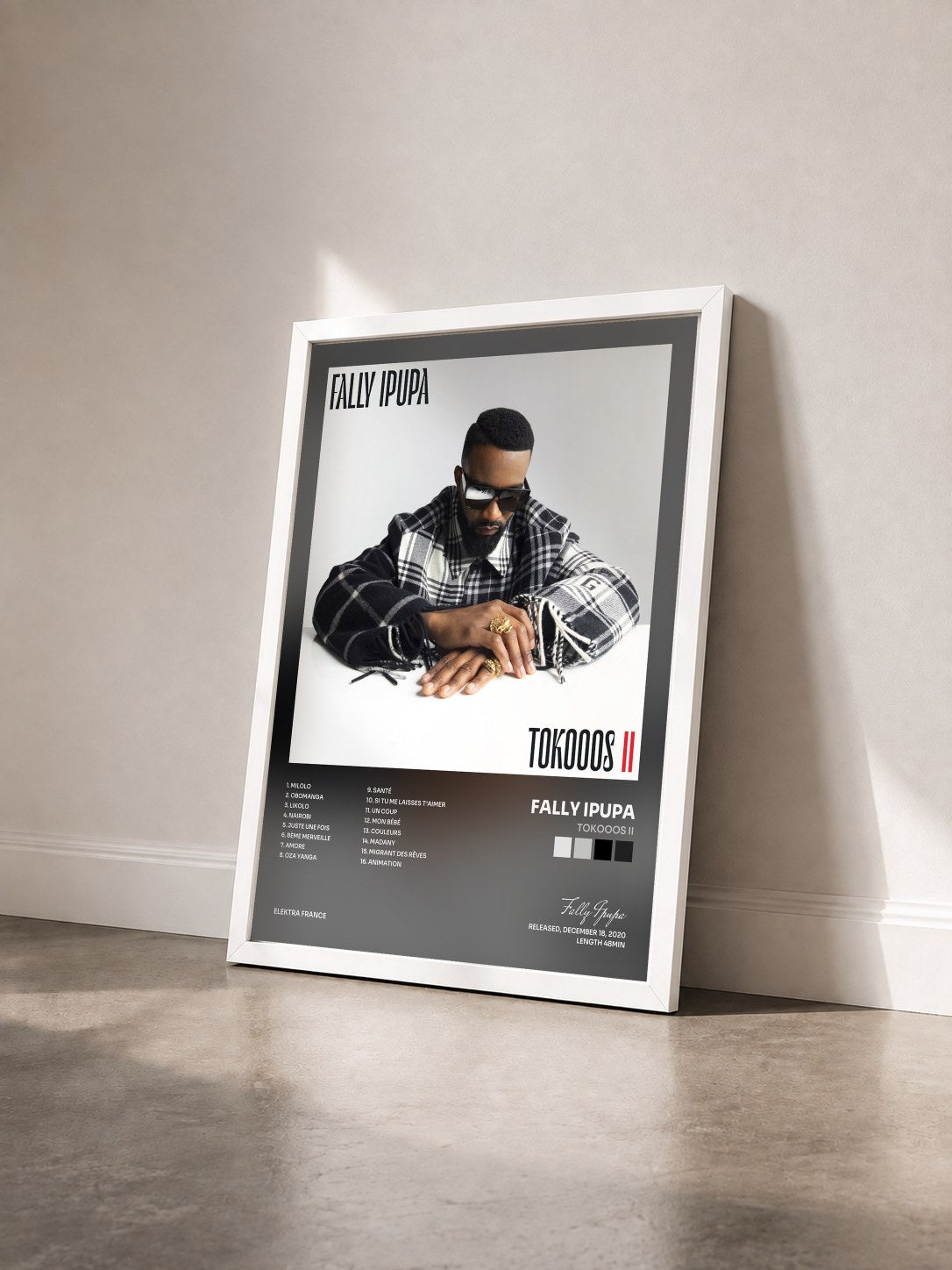 #blanc Tableau de l'album Tokooos II de Fally Ipupa vu de trois quarts, cadre blanc