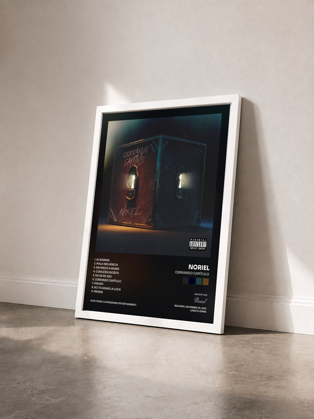 #blanc Tableau de l'album Cerrando Capítulo de Noriel vu de trois quarts, cadre blanc