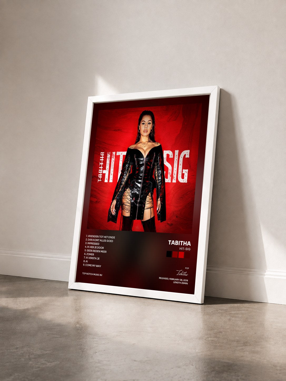 #blanc Tableau de l'album HIT-SIG de Tabitha vu de trois quarts, cadre blanc