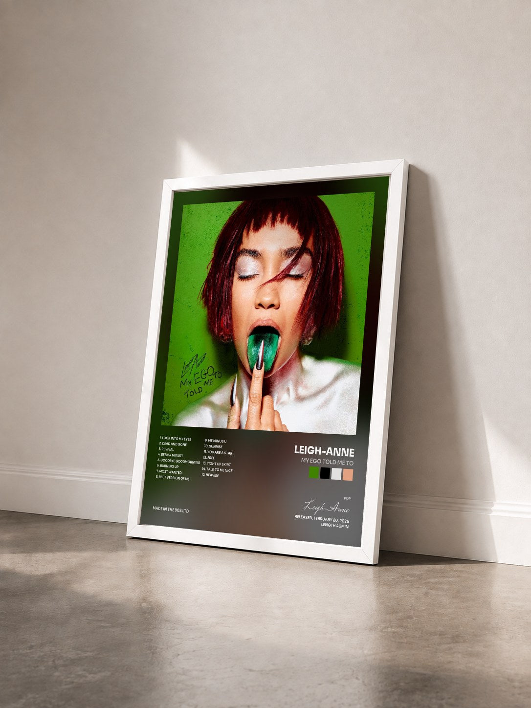 #blanc Tableau de l'album My Ego Told Me To de Leigh-Anne vu de trois quarts, cadre blanc