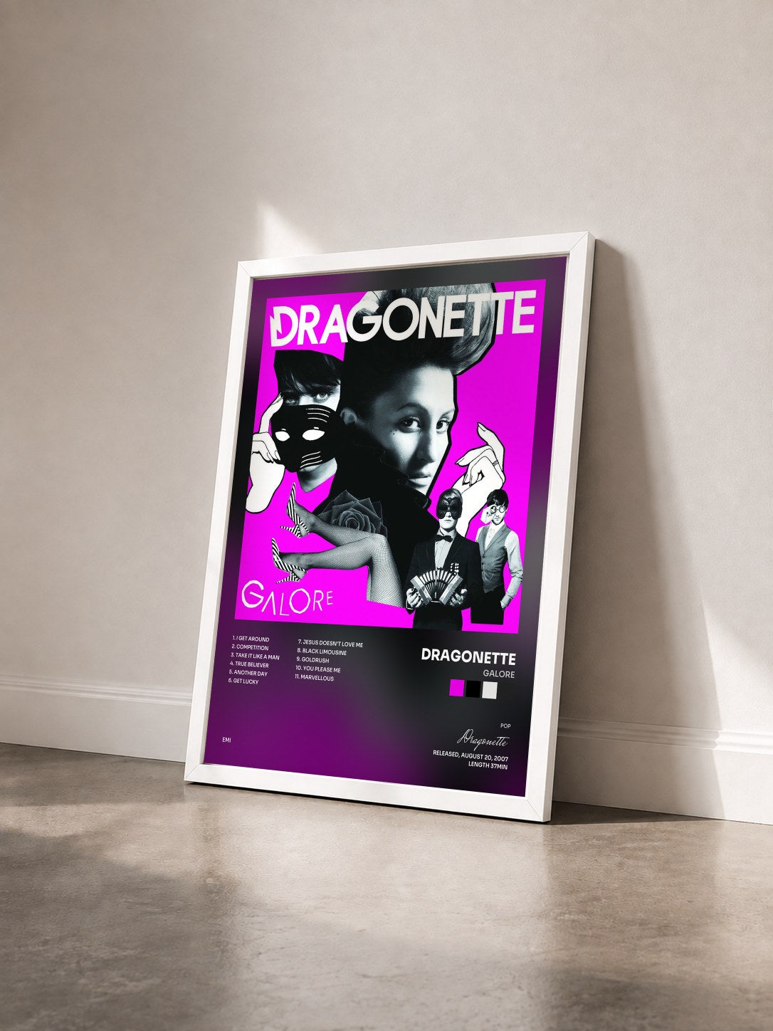 #blanc Tableau de l'album Galore de Dragonette vu de trois quarts, cadre blanc