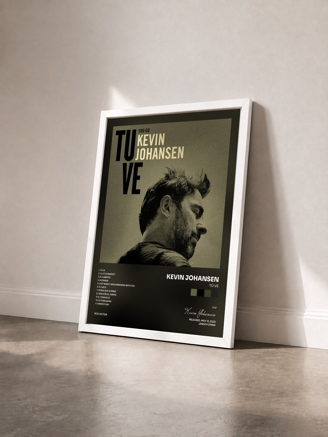 #blanc Tableau de l'album Tú Ve de Kevin Johansen vu de trois quarts, cadre blanc