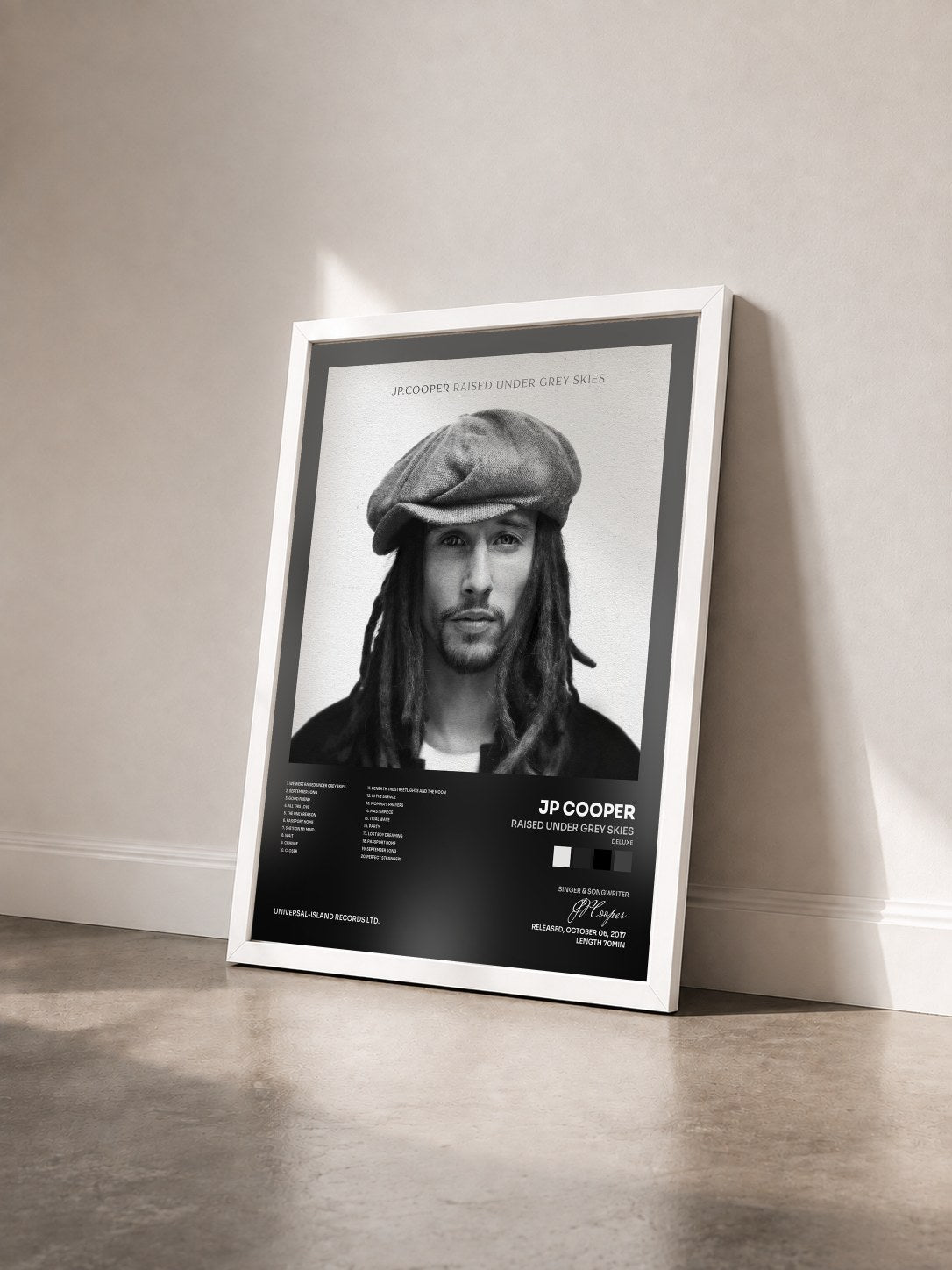 #blanc Tableau de l'album Raised Under Grey Skies (Deluxe) de JP Cooper vu de trois quarts, cadre blanc