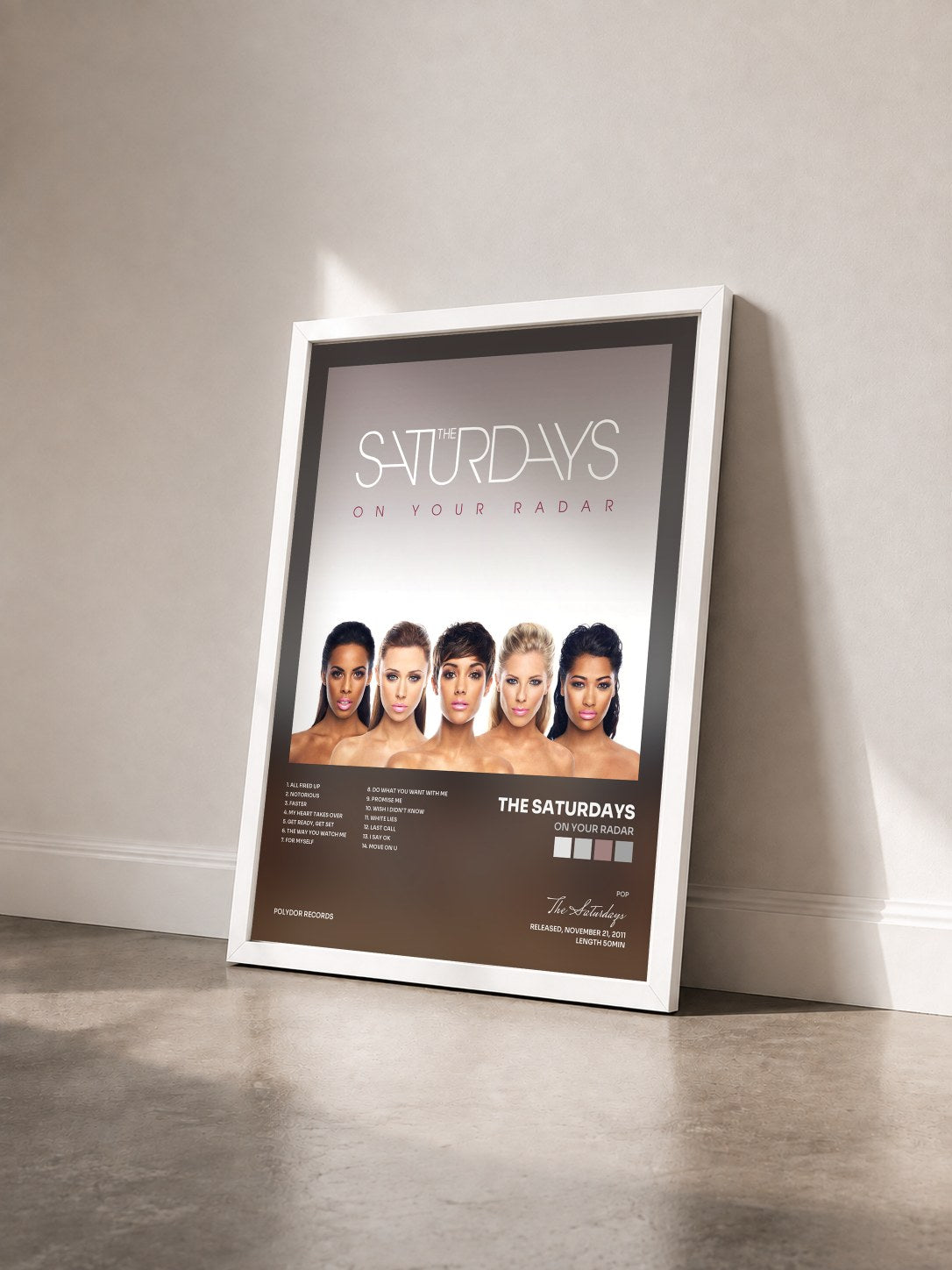 #blanc Tableau de l'album On Your Radar de The Saturdays vu de trois quarts, cadre blanc