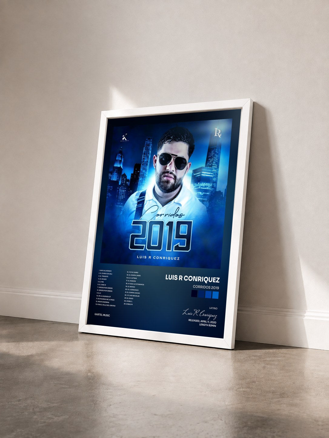 #blanc Tableau de l'album Corridos 2019 de Luis R Conriquez vu de trois quarts, cadre blanc
