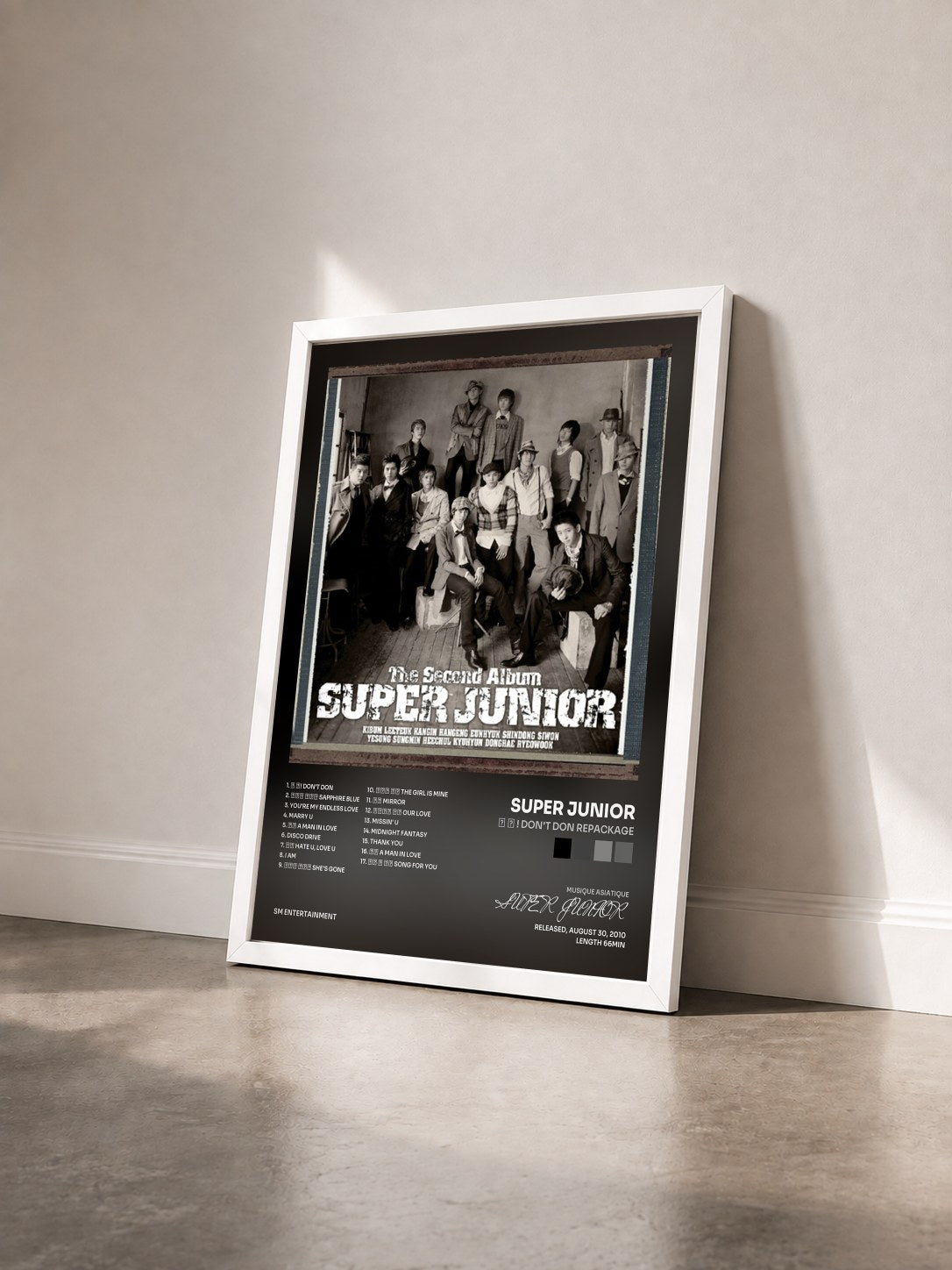 #blanc Tableau de l'album 돈 돈 ! Don't Don Repackage de SUPER JUNIOR vu de trois quarts, cadre blanc