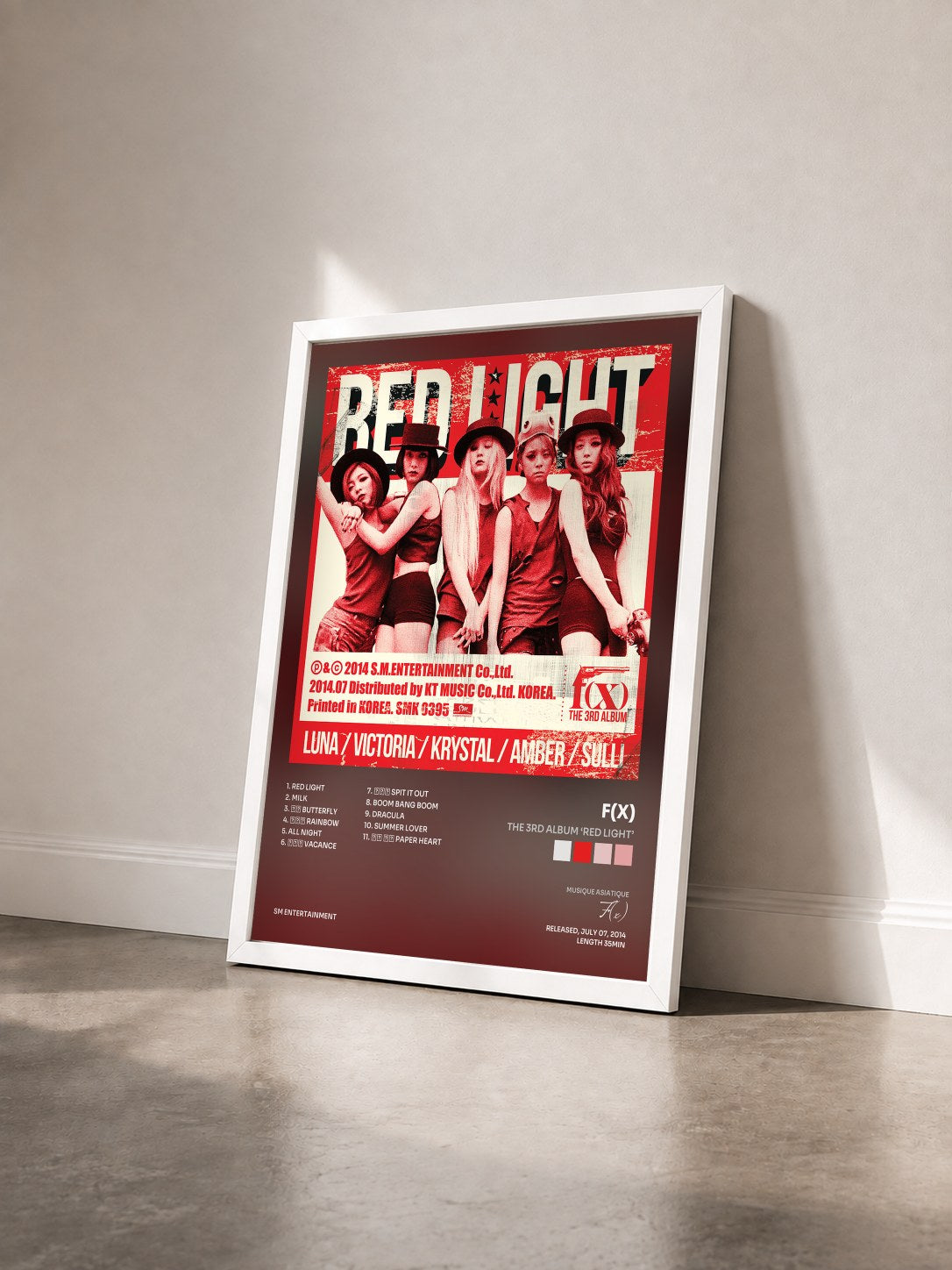 #blanc Tableau de l'album The 3rd Album ‘Red Light’ de F(x) vu de trois quarts, cadre blanc