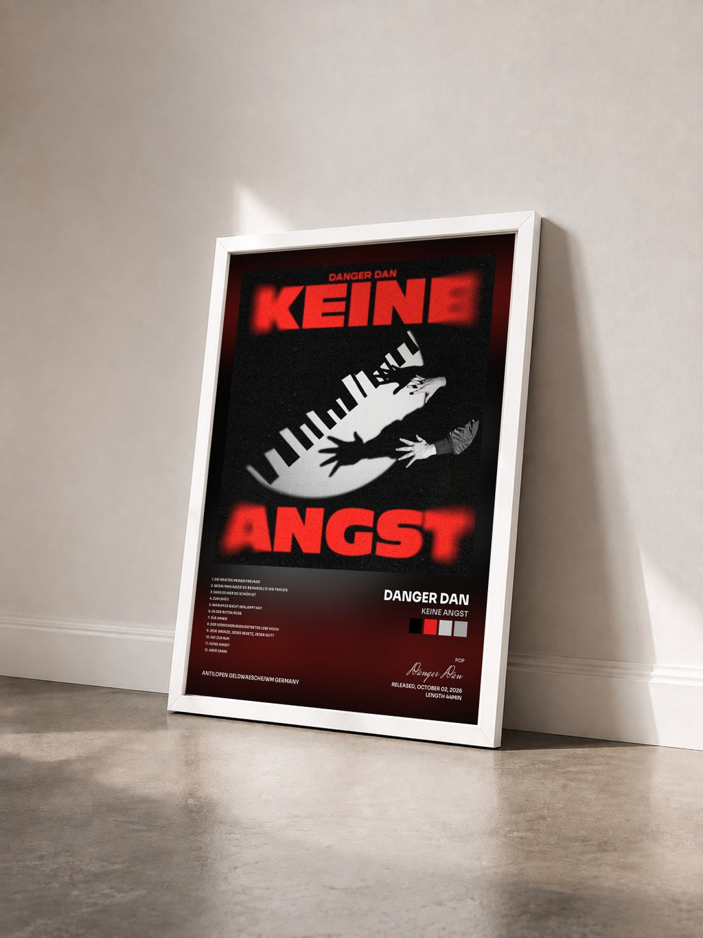 #blanc Tableau de l'album Keine Angst de Danger Dan vu de trois quarts, cadre blanc