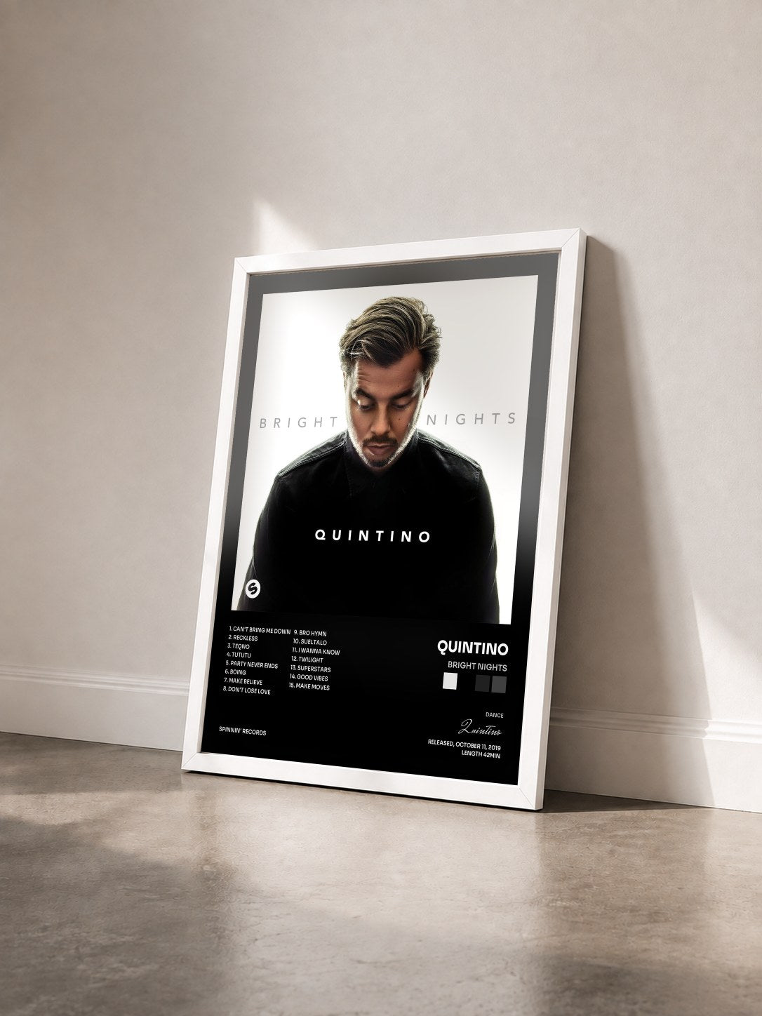 #blanc Tableau de l'album Bright Nights de Quintino vu de trois quarts, cadre blanc