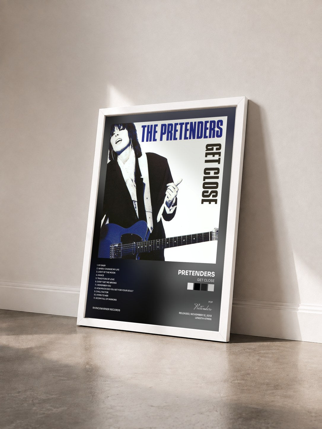 #blanc Tableau de l'album Get Close de Pretenders vu de trois quarts, cadre blanc