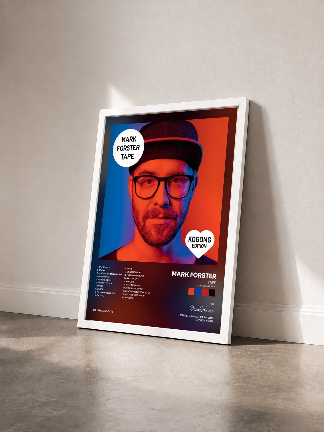 #blanc Tableau de l'album TAPE (Kogong Version) de Mark Forster vu de trois quarts, cadre blanc
