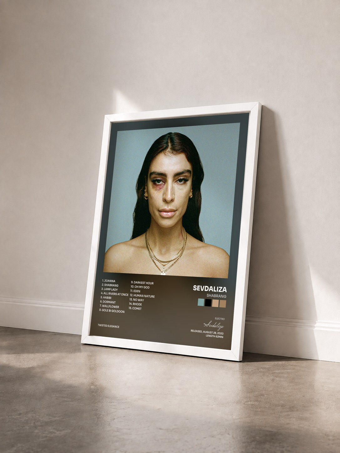 #blanc Tableau de l'album Shabrang de Sevdaliza vu de trois quarts, cadre blanc