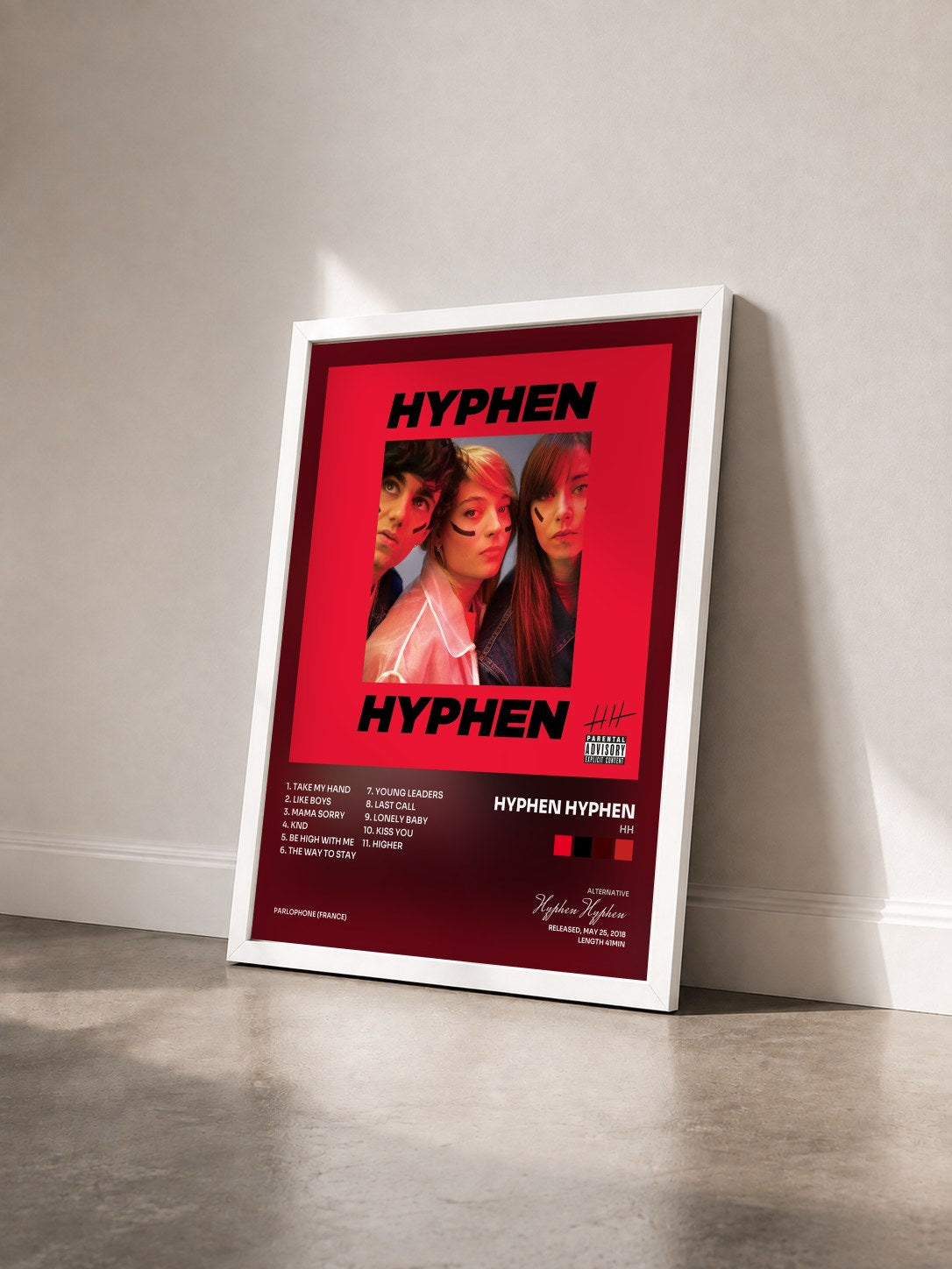 #blanc Tableau de l'album HH de Hyphen Hyphen vu de trois quarts, cadre blanc