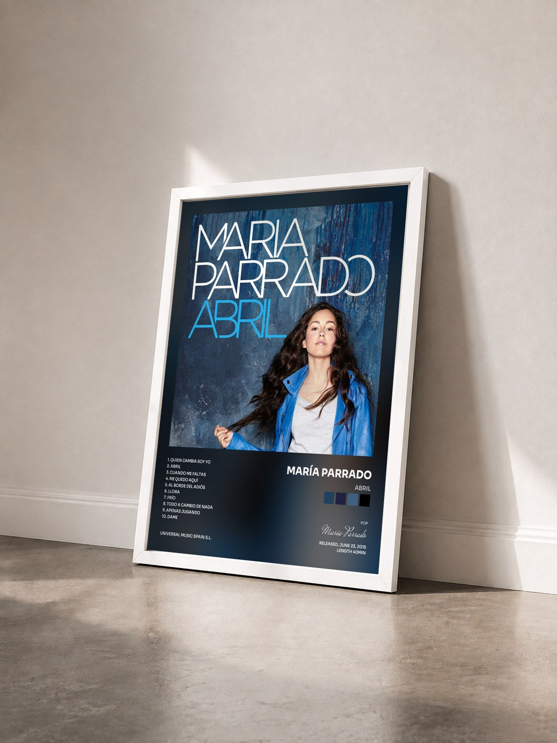 #blanc Tableau de l'album Abril de María Parrado vu de trois quarts, cadre blanc