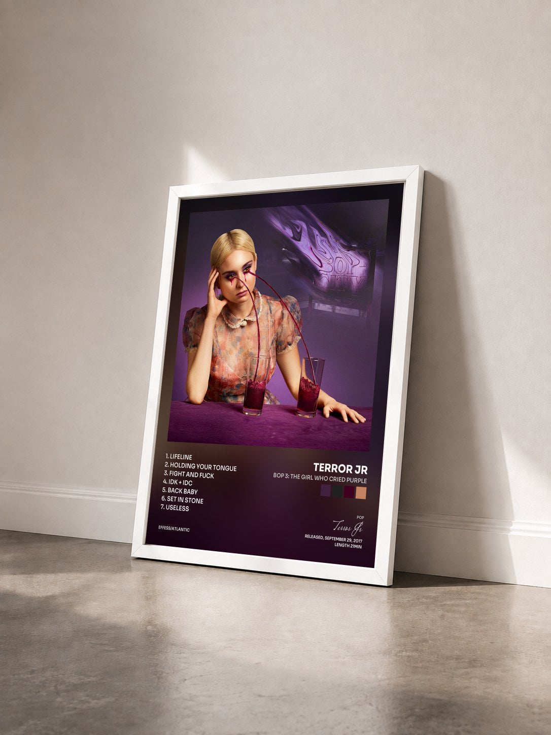 #blanc Tableau de l'album Bop 3: The Girl Who Cried Purple de Terror Jr vu de trois quarts, cadre blanc