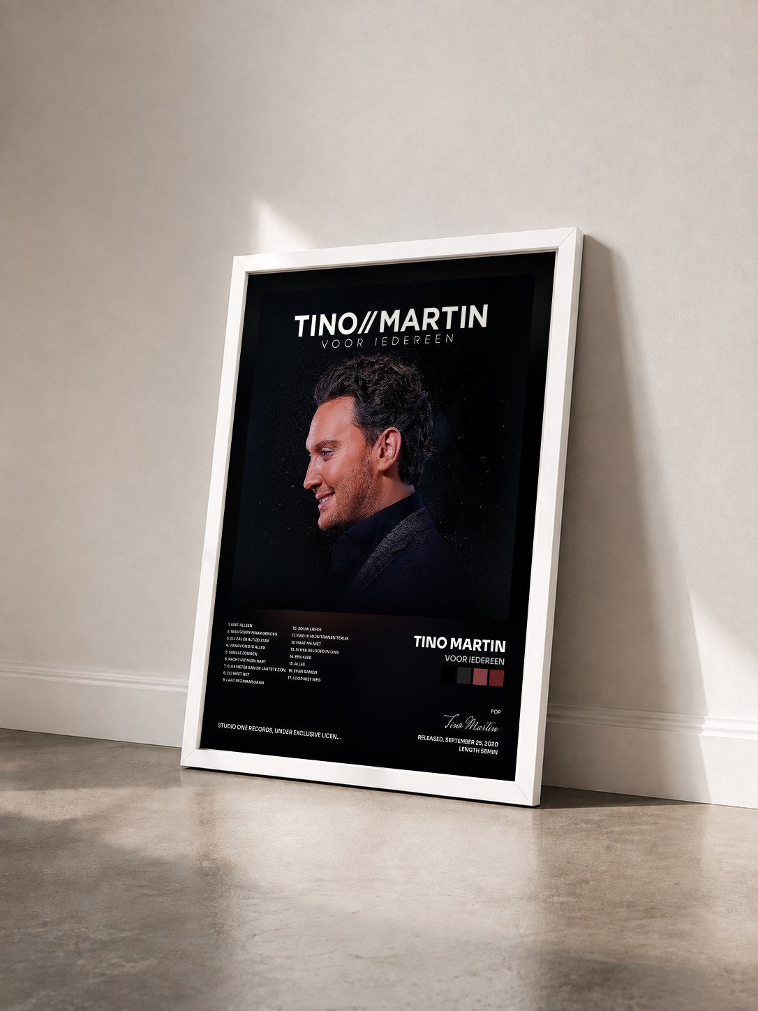 #blanc Tableau de l'album Voor Iedereen de Tino Martin vu de trois quarts, cadre blanc