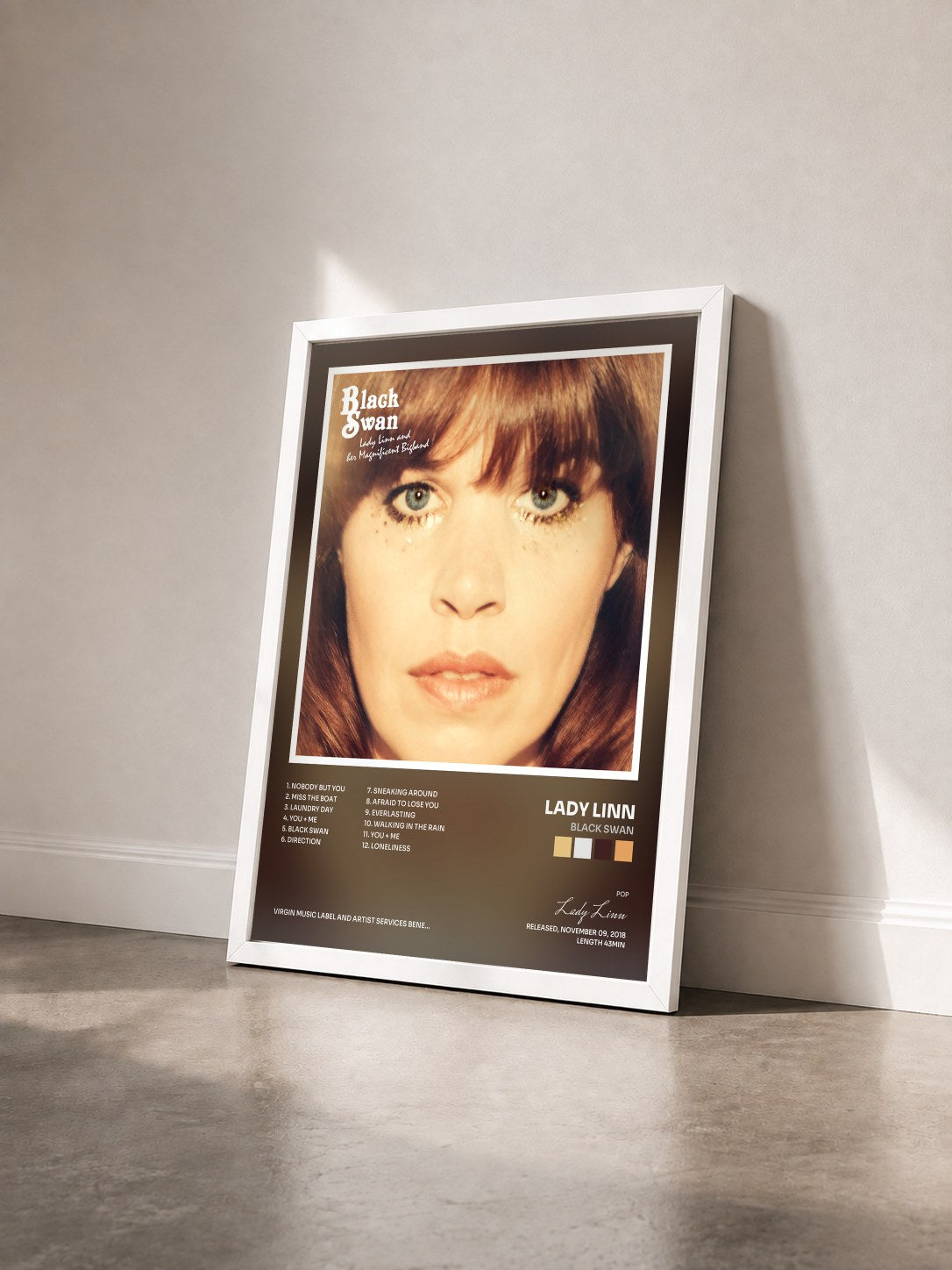 #blanc Tableau de l'album Black Swan de Lady Linn vu de trois quarts, cadre blanc