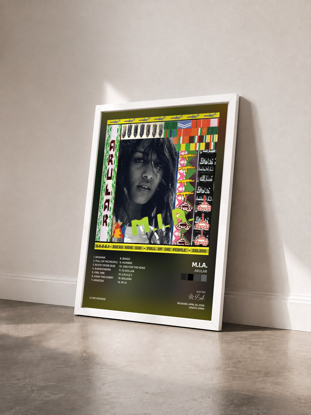 #blanc Tableau de l'album Arular de M.I.A. vu de trois quarts, cadre blanc