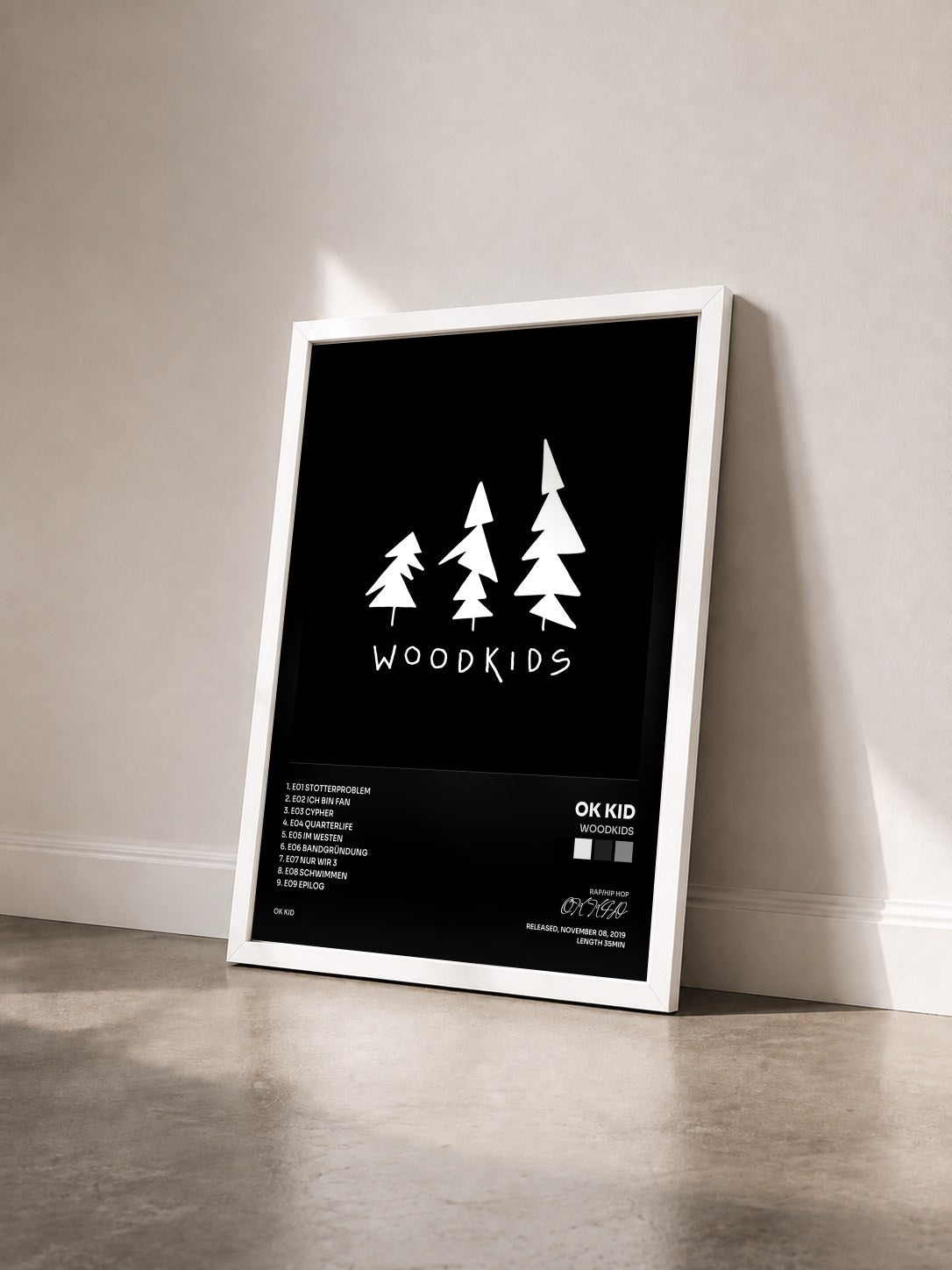 #blanc Tableau de l'album Woodkids de OK KID vu de trois quarts, cadre blanc
