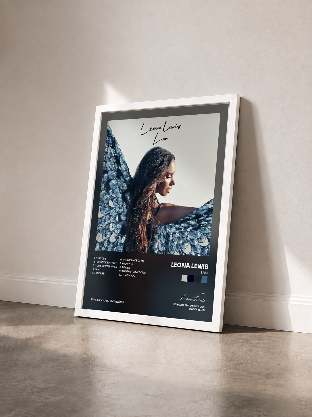 #blanc Tableau de l'album I Am de Leona Lewis vu de trois quarts, cadre blanc